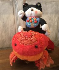 画像2: フリフリ金魚と招き猫「ようこそ」　台座付き (2)