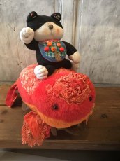 画像4: フリフリ金魚と招き猫「ようこそ」　台座付き (4)