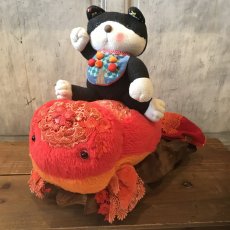 画像1: フリフリ金魚と招き猫「ようこそ」　台座付き (1)